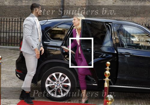 Den Haag 20 september 2022
Prinsjesdag 2022 in Den Haag . De troonrede wordt gedaan vanuit de koninklijke schouwburg .
Sigrid Kaag met haar man en beveiliging
