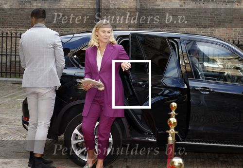 Den Haag 20 september 2022
Prinsjesdag 2022 in Den Haag . De troonrede wordt gedaan vanuit de koninklijke schouwburg .
Sigrid Kaag met haar man en beveiliging
