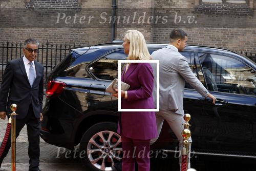 Den Haag 20 september 2022
Prinsjesdag 2022 in Den Haag . De troonrede wordt gedaan vanuit de koninklijke schouwburg .
Sigrid Kaag met haar man en beveiliging