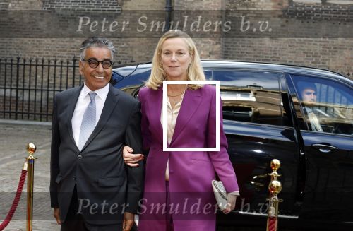 Den Haag 20 september 2022
Prinsjesdag 2022 in Den Haag . De troonrede wordt gedaan vanuit de koninklijke schouwburg .
Sigrid Kaag met haar man en beveiliging