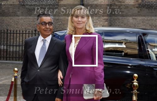 Den Haag 20 september 2022
Prinsjesdag 2022 in Den Haag . De troonrede wordt gedaan vanuit de koninklijke schouwburg .
Sigrid Kaag met haar man en beveiliging