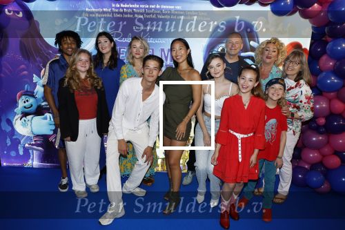 Amsterdam 24 juni 2023
Premiere TIENER MET TENTAKELS in Pathe Arena .
Deel van de stemmencast, Valentijn Ave, Yannick Jozefzoon, Tina de Bruin, Carolien Spoor, Roosmarijn Wind, Erik van Muiswinkel, Karin Bloemen