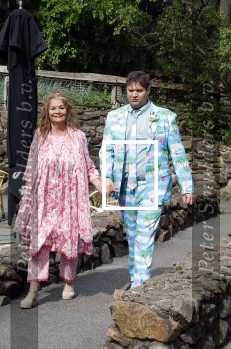 Arnhem 27 mei 2024
Trouwen Robbert de Nijs en zijn vrouw Sharon in Burgers Zoo. Zijn vader Rob de Nijs en moeder Belinda Meuldijk waren de getuigen . Belinda Meuldijk kwam met partner Thierry en zoon Yoshi de Nijs