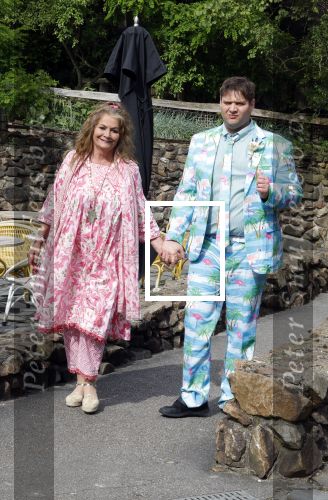 Arnhem 27 mei 2024
Trouwen Robbert de Nijs en zijn vrouw Sharon in Burgers Zoo. Zijn vader Rob de Nijs en moeder Belinda Meuldijk waren de getuigen . Belinda Meuldijk kwam met partner Thierry en zoon Yoshi de Nijs