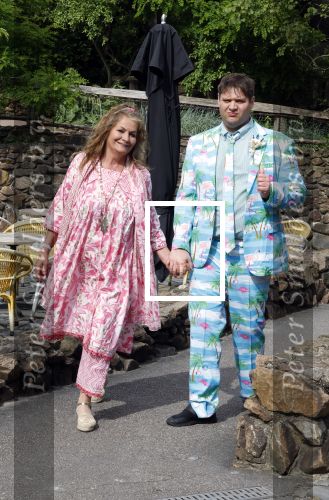 Arnhem 27 mei 2024
Trouwen Robbert de Nijs en zijn vrouw Sharon in Burgers Zoo. Zijn vader Rob de Nijs en moeder Belinda Meuldijk waren de getuigen . Belinda Meuldijk kwam met partner Thierry en zoon Yoshi de Nijs