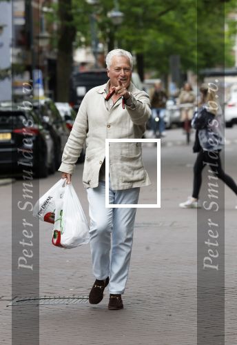 Amsterdam 3 juni 2024
Bram Moszkowicz doet boodschappen in Amsterdam zuid .