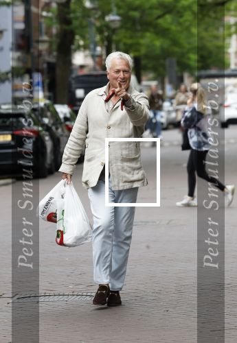 Amsterdam 3 juni 2024
Bram Moszkowicz doet boodschappen in Amsterdam zuid .