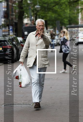Amsterdam 3 juni 2024
Bram Moszkowicz doet boodschappen in Amsterdam zuid .
