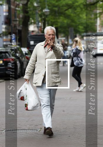 Amsterdam 3 juni 2024
Bram Moszkowicz doet boodschappen in Amsterdam zuid .