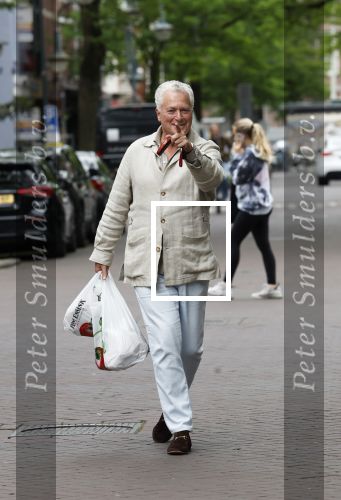 Amsterdam 3 juni 2024
Bram Moszkowicz doet boodschappen in Amsterdam zuid .