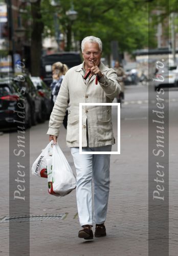 Amsterdam 3 juni 2024
Bram Moszkowicz doet boodschappen in Amsterdam zuid .