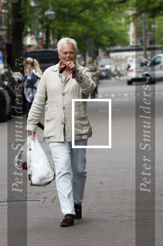 Amsterdam 3 juni 2024
Bram Moszkowicz doet boodschappen in Amsterdam zuid .