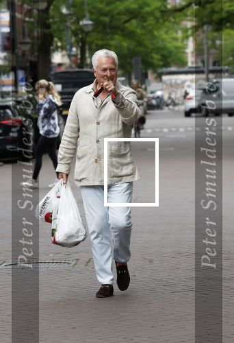 Amsterdam 3 juni 2024
Bram Moszkowicz doet boodschappen in Amsterdam zuid .