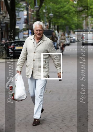 Amsterdam 3 juni 2024
Bram Moszkowicz doet boodschappen in Amsterdam zuid .