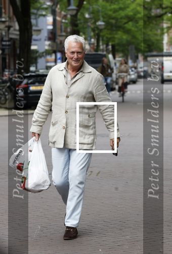 Amsterdam 3 juni 2024
Bram Moszkowicz doet boodschappen in Amsterdam zuid .