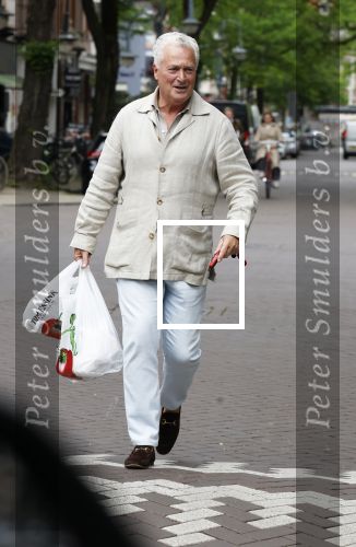Amsterdam 3 juni 2024
Bram Moszkowicz doet boodschappen in Amsterdam zuid .