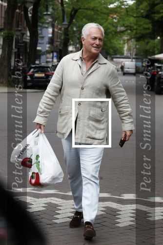 Amsterdam 3 juni 2024
Bram Moszkowicz doet boodschappen in Amsterdam zuid .