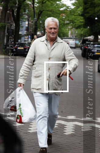 Amsterdam 3 juni 2024
Bram Moszkowicz doet boodschappen in Amsterdam zuid .