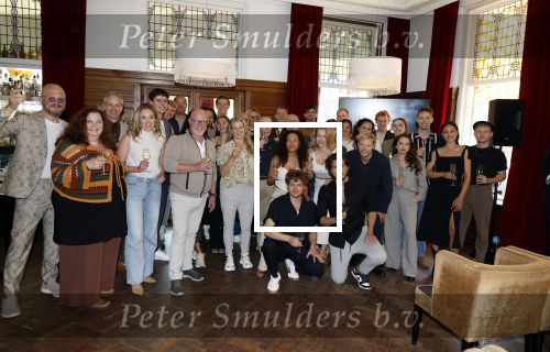 Wageningen 13 mei 2024
Presentatie musical 40-45 in hotel de Wereld met oa Soy Kroon Holly Brood Sjoerd Pleijsier Babette v Veen Kees Boot Frits Barend Dorian Bindels Gaia Aikman en Niniane Everaert.