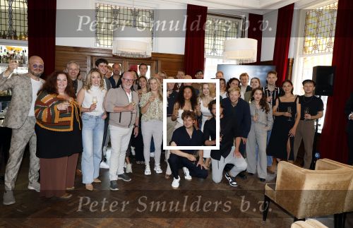 Wageningen 13 mei 2024
Presentatie musical 40-45 in hotel de Wereld met oa Soy Kroon Holly Brood Sjoerd Pleijsier Babette v Veen Kees Boot Frits Barend Dorian Bindels Gaia Aikman en Niniane Everaert.
