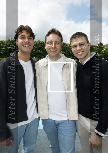 Fijnaart 31 mei 2024
BBQ bij fam Bauer in de tuin . Frans Bauer maakt samen met Lee Towers bekend dat hij dit jaar twee keer in Ahoy op graat treden. Aanwezig Frans Bauer Mariska Bauer Christiaan Bauer ( met vriendin Kim) Frans Bauer jr Jan Bauer en Lucas Bauer .