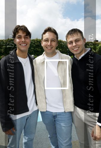 Fijnaart 31 mei 2024
BBQ bij fam Bauer in de tuin . Frans Bauer maakt samen met Lee Towers bekend dat hij dit jaar twee keer in Ahoy op graat treden. Aanwezig Frans Bauer Mariska Bauer Christiaan Bauer ( met vriendin Kim) Frans Bauer jr Jan Bauer en Lucas Bauer .