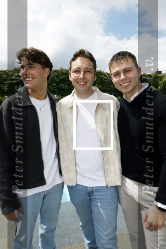 Fijnaart 31 mei 2024
BBQ bij fam Bauer in de tuin . Frans Bauer maakt samen met Lee Towers bekend dat hij dit jaar twee keer in Ahoy op graat treden. Aanwezig Frans Bauer Mariska Bauer Christiaan Bauer ( met vriendin Kim) Frans Bauer jr Jan Bauer en Lucas Bauer .