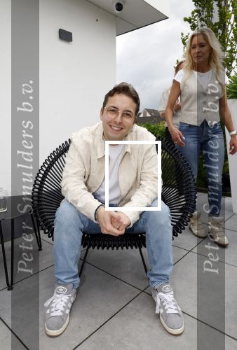 Fijnaart 31 mei 2024
BBQ bij fam Bauer in de tuin . Frans Bauer maakt samen met Lee Towers bekend dat hij dit jaar twee keer in Ahoy op graat treden. Aanwezig Frans Bauer Mariska Bauer Christiaan Bauer ( met vriendin Kim) Frans Bauer jr Jan Bauer en Lucas Bauer .