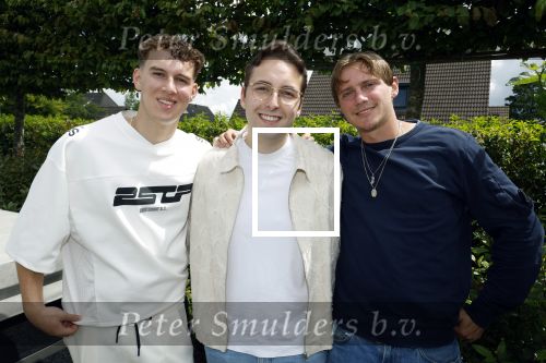 Fijnaart 31 mei 2024
BBQ bij fam Bauer in de tuin . Frans Bauer maakt samen met Lee Towers bekend dat hij dit jaar twee keer in Ahoy op graat treden. Aanwezig Frans Bauer Mariska Bauer Christiaan Bauer ( met vriendin Kim) Frans Bauer jr Jan Bauer en Lucas Bauer . Christiaan Bauer met twee vrienden en songwriters