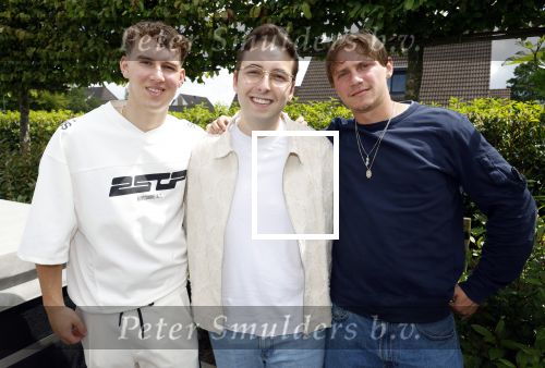 Fijnaart 31 mei 2024
BBQ bij fam Bauer in de tuin . Frans Bauer maakt samen met Lee Towers bekend dat hij dit jaar twee keer in Ahoy op graat treden. Aanwezig Frans Bauer Mariska Bauer Christiaan Bauer ( met vriendin Kim) Frans Bauer jr Jan Bauer en Lucas Bauer . Christiaan Bauer met twee vrienden en songwriters