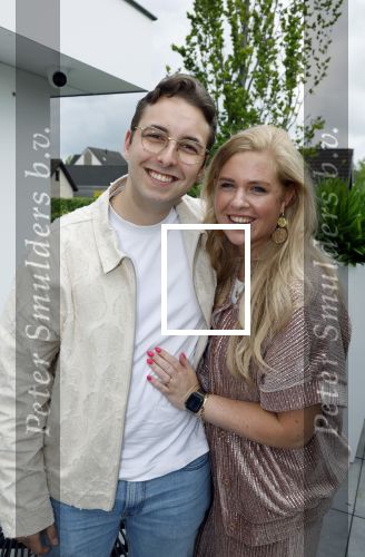Fijnaart 31 mei 2024
BBQ bij fam Bauer in de tuin . Frans Bauer maakt samen met Lee Towers bekend dat hij dit jaar twee keer in Ahoy op graat treden. Aanwezig Frans Bauer Mariska Bauer Christiaan Bauer ( met vriendin Kim) Frans Bauer jr Jan Bauer en Lucas Bauer .