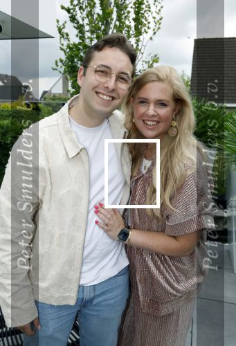 Fijnaart 31 mei 2024
BBQ bij fam Bauer in de tuin . Frans Bauer maakt samen met Lee Towers bekend dat hij dit jaar twee keer in Ahoy op graat treden. Aanwezig Frans Bauer Mariska Bauer Christiaan Bauer ( met vriendin Kim) Frans Bauer jr Jan Bauer en Lucas Bauer .