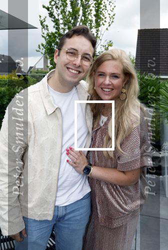 Fijnaart 31 mei 2024
BBQ bij fam Bauer in de tuin . Frans Bauer maakt samen met Lee Towers bekend dat hij dit jaar twee keer in Ahoy op graat treden. Aanwezig Frans Bauer Mariska Bauer Christiaan Bauer ( met vriendin Kim) Frans Bauer jr Jan Bauer en Lucas Bauer .