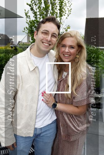 Fijnaart 31 mei 2024
BBQ bij fam Bauer in de tuin . Frans Bauer maakt samen met Lee Towers bekend dat hij dit jaar twee keer in Ahoy op graat treden. Aanwezig Frans Bauer Mariska Bauer Christiaan Bauer ( met vriendin Kim) Frans Bauer jr Jan Bauer en Lucas Bauer .