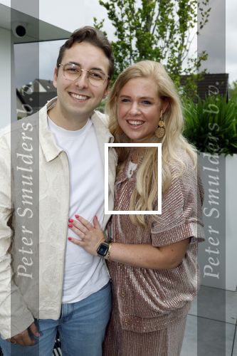 Fijnaart 31 mei 2024
BBQ bij fam Bauer in de tuin . Frans Bauer maakt samen met Lee Towers bekend dat hij dit jaar twee keer in Ahoy op graat treden. Aanwezig Frans Bauer Mariska Bauer Christiaan Bauer ( met vriendin Kim) Frans Bauer jr Jan Bauer en Lucas Bauer .