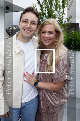 Fijnaart 31 mei 2024
BBQ bij fam Bauer in de tuin . Frans Bauer maakt samen met Lee Towers bekend dat hij dit jaar twee keer in Ahoy op graat treden. Aanwezig Frans Bauer Mariska Bauer Christiaan Bauer ( met vriendin Kim) Frans Bauer jr Jan Bauer en Lucas Bauer .