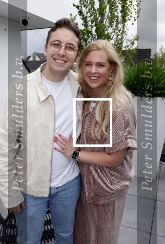 Fijnaart 31 mei 2024
BBQ bij fam Bauer in de tuin . Frans Bauer maakt samen met Lee Towers bekend dat hij dit jaar twee keer in Ahoy op graat treden. Aanwezig Frans Bauer Mariska Bauer Christiaan Bauer ( met vriendin Kim) Frans Bauer jr Jan Bauer en Lucas Bauer .
