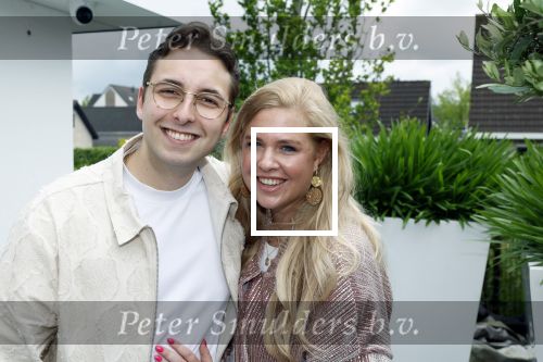 Fijnaart 31 mei 2024
BBQ bij fam Bauer in de tuin . Frans Bauer maakt samen met Lee Towers bekend dat hij dit jaar twee keer in Ahoy op graat treden. Aanwezig Frans Bauer Mariska Bauer Christiaan Bauer ( met vriendin Kim) Frans Bauer jr Jan Bauer en Lucas Bauer .
