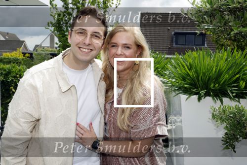 Fijnaart 31 mei 2024
BBQ bij fam Bauer in de tuin . Frans Bauer maakt samen met Lee Towers bekend dat hij dit jaar twee keer in Ahoy op graat treden. Aanwezig Frans Bauer Mariska Bauer Christiaan Bauer ( met vriendin Kim) Frans Bauer jr Jan Bauer en Lucas Bauer .