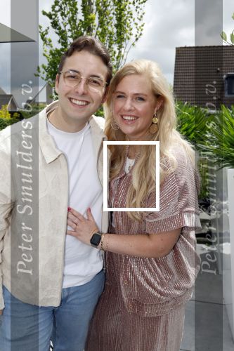 Fijnaart 31 mei 2024
BBQ bij fam Bauer in de tuin . Frans Bauer maakt samen met Lee Towers bekend dat hij dit jaar twee keer in Ahoy op graat treden. Aanwezig Frans Bauer Mariska Bauer Christiaan Bauer ( met vriendin Kim) Frans Bauer jr Jan Bauer en Lucas Bauer .