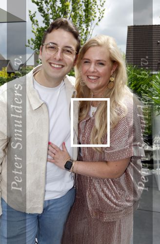 Fijnaart 31 mei 2024
BBQ bij fam Bauer in de tuin . Frans Bauer maakt samen met Lee Towers bekend dat hij dit jaar twee keer in Ahoy op graat treden. Aanwezig Frans Bauer Mariska Bauer Christiaan Bauer ( met vriendin Kim) Frans Bauer jr Jan Bauer en Lucas Bauer .