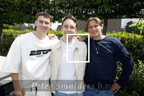 Fijnaart 31 mei 2024
BBQ bij fam Bauer in de tuin . Frans Bauer maakt samen met Lee Towers bekend dat hij dit jaar twee keer in Ahoy op graat treden. Aanwezig Frans Bauer Mariska Bauer Christiaan Bauer ( met vriendin Kim) Frans Bauer jr Jan Bauer en Lucas Bauer . Christiaan Bauer met twee vrienden en songwriters