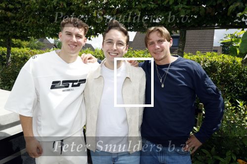 Fijnaart 31 mei 2024
BBQ bij fam Bauer in de tuin . Frans Bauer maakt samen met Lee Towers bekend dat hij dit jaar twee keer in Ahoy op graat treden. Aanwezig Frans Bauer Mariska Bauer Christiaan Bauer ( met vriendin Kim) Frans Bauer jr Jan Bauer en Lucas Bauer . Christiaan Bauer met twee vrienden en songwriters