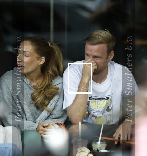 Amsterdam 30 juni 2024
Davy Klaassen met nieuw kapsel en zijn vrouw op terras in Amsterdam zuid.
Ze zijn pas getrouwd.