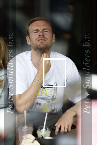Amsterdam 30 juni 2024
Davy Klaassen met nieuw kapsel en zijn vrouw op terras in Amsterdam zuid.
Ze zijn pas getrouwd.