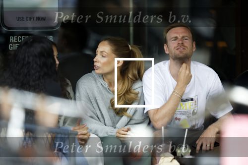 Amsterdam 30 juni 2024
Davy Klaassen met nieuw kapsel en zijn vrouw op terras in Amsterdam zuid.
Ze zijn pas getrouwd.