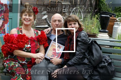 Amsterdam 4 juni 2024
Boekpresentatie Debbie de Jong van B&B Vol liefde . Debbie de Jong met ex Alfred v d Heuvel en zijn nieuwe vriendin Lonneke Stulen