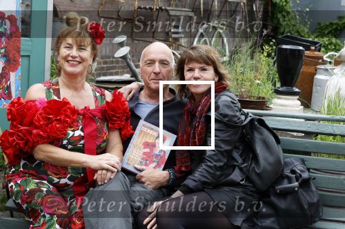 Amsterdam 4 juni 2024
Boekpresentatie Debbie de Jong van B&B Vol liefde . Debbie de Jong met ex Alfred v d Heuvel en zijn nieuwe vriendin Lonneke Stulen
