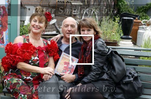Amsterdam 4 juni 2024
Boekpresentatie Debbie de Jong van B&B Vol liefde . Debbie de Jong met ex Alfred v d Heuvel en zijn nieuwe vriendin Lonneke Stulen