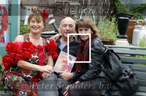 Amsterdam 4 juni 2024
Boekpresentatie Debbie de Jong van B&B Vol liefde . Debbie de Jong met ex Alfred v d Heuvel en zijn nieuwe vriendin Lonneke Stulen